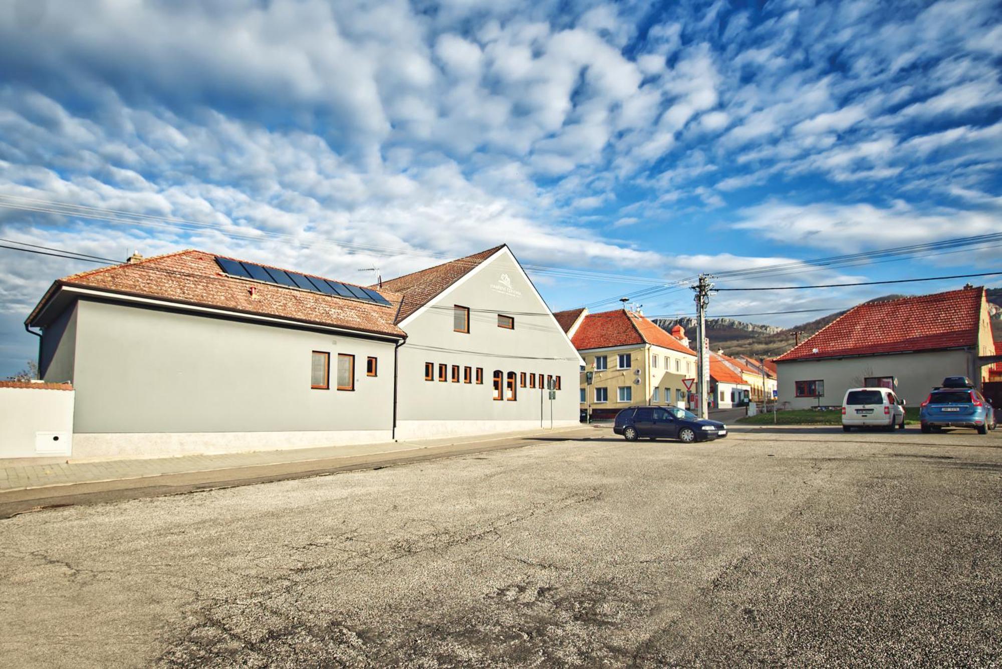 Penzion Vinarstvi Cervinka Horni Vestonice Exterior foto